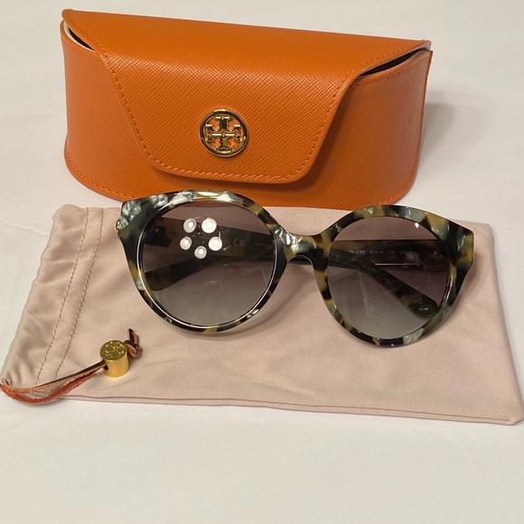 Tory Burch Accessories - 🔥NEW Ladies Tory Burch Tortoiseshell Sunglasses